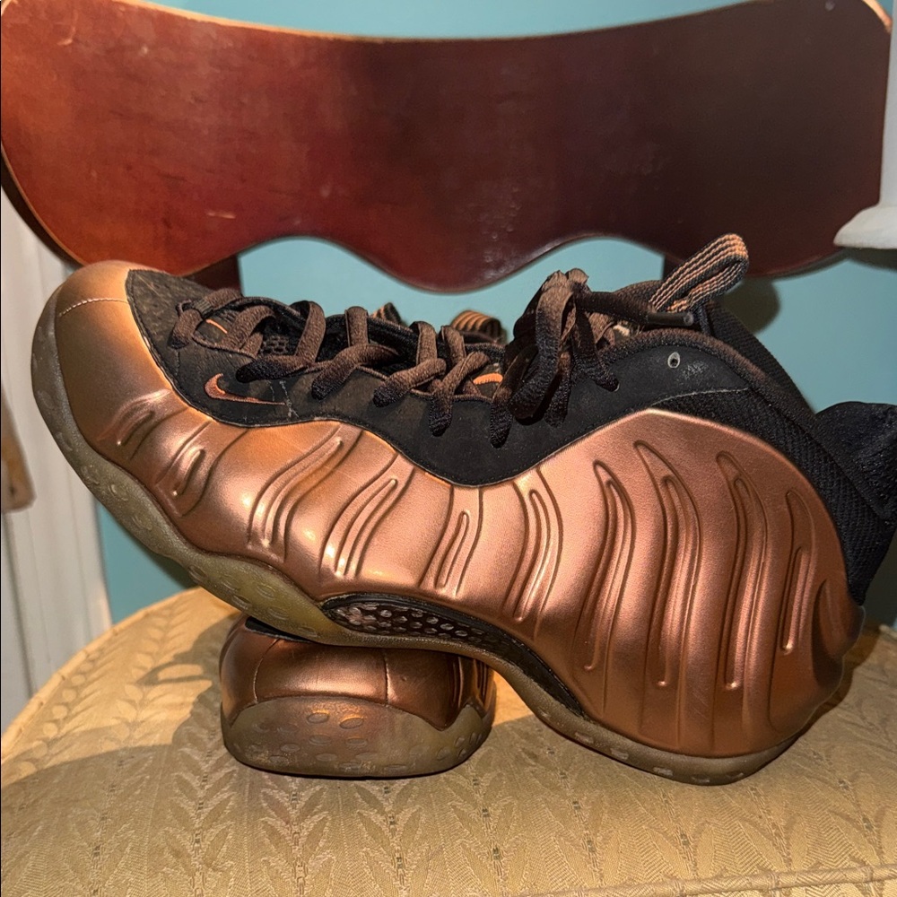 Nike Men's Black and Bronze Athletic Shoes